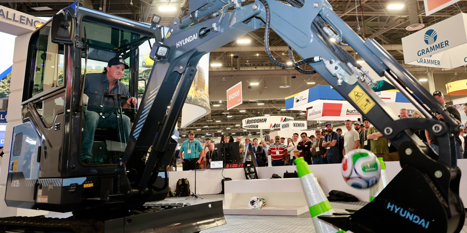 HD건설기계가 미국 라스베이거스에서 열린 북미 최대 건설기계 전시회 ‘콘엑스포 2026’에서 ‘오퍼레이터 챌린지’를 개최한 가운데, 관람객이 몰려 경기를 지켜보고 있다.