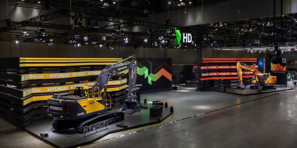 HD현대가 3일부터 열흘간 고양시 킨텍스 제1전시장에서 개최되는 ‘서울 모빌리티쇼’에서 차세대 신모델 굴착기를 비롯해 인프라건설 혁신 기술을 전시한다. (HD현대 부스 전경)