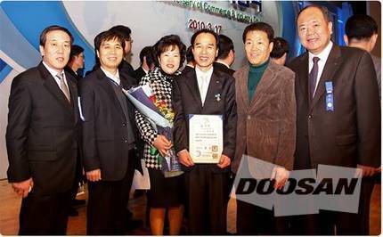 发动机及其材料事业本部姜信雄组长在 “工商之日” 获得国务总理表彰