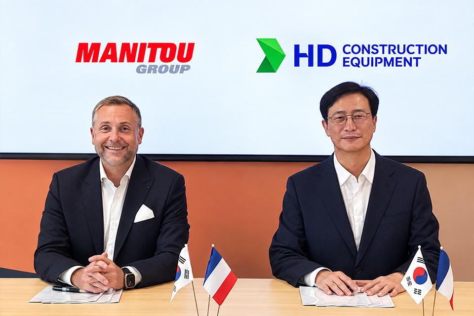 HD Construction Equipment and Manitou Group recently signed a mutual sales partnership agreement for compact construction equipment at Manitou Group’s headquarters in Ancenis, France. (From right) Moon Jae-young, President & CEO of HD Construction Equipment, and Sylvain Blaise, President & CEO of Manitou Group.