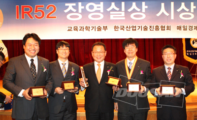The development of eco-friendly compact diesel engines earned Doosan Infracore the IR52 Jang Young Shill Award, Korea’s best science award
