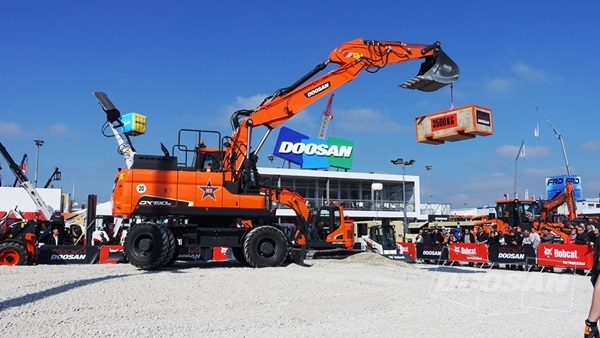 斗山工程机械参加世界最大规模的工程机械展“宝马展2016”