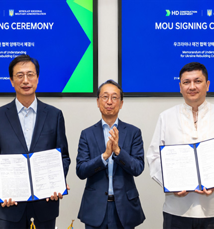 HD Hyundai Construction Equipment signed a "Business Agreement for Cooperation on Ukraine Reconstruction Projects" with the Mykolaiv Regional Government of Ukraine at the HD Hyundai Global R&D Center (GRC) in Pangyo. Pictured from right: Vitaliy Kim, Governor of Mykolaiv Oblast; Cho Young-cheol, Vice Chairman of HD Hyundai; and Moon Jae-young, President of HD Hyundai Construction Equipment.