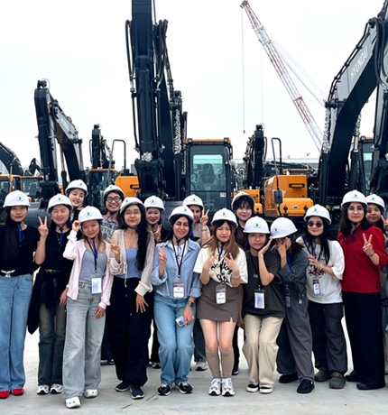 On July 3, participants in the "7th Next Generation Korea Experts Workshop," hosted by the Ministry of Foreign Affairs (MOFA), visited Ulsan to experience Korea's industrial sites firsthand. The group toured the smart factory at HD Construction Equipment's Ulsan Campus and the HD Hyundai Heavy Industries shipyard.