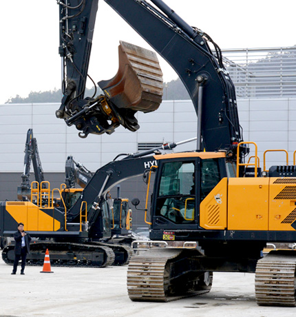 On February 4, HD Construction Equipment held a session at the Yongin Technology Innovation Center to explain and demonstrate cutting-edge safety technologies of HYUNDAI's next-generation excavators to officials from Samsung C&T.